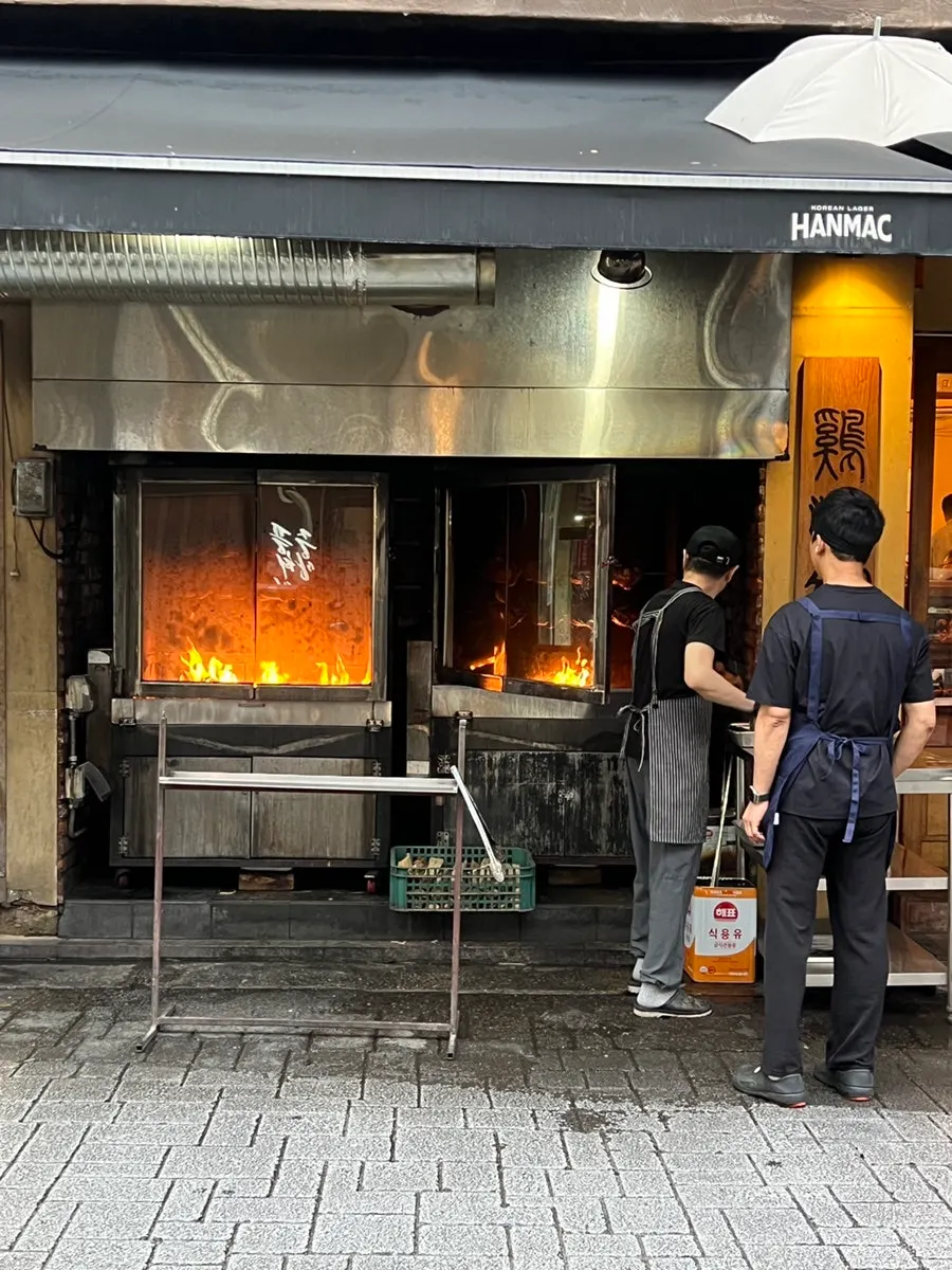 가게 입구 한켠에 쌓인 참나무 장작