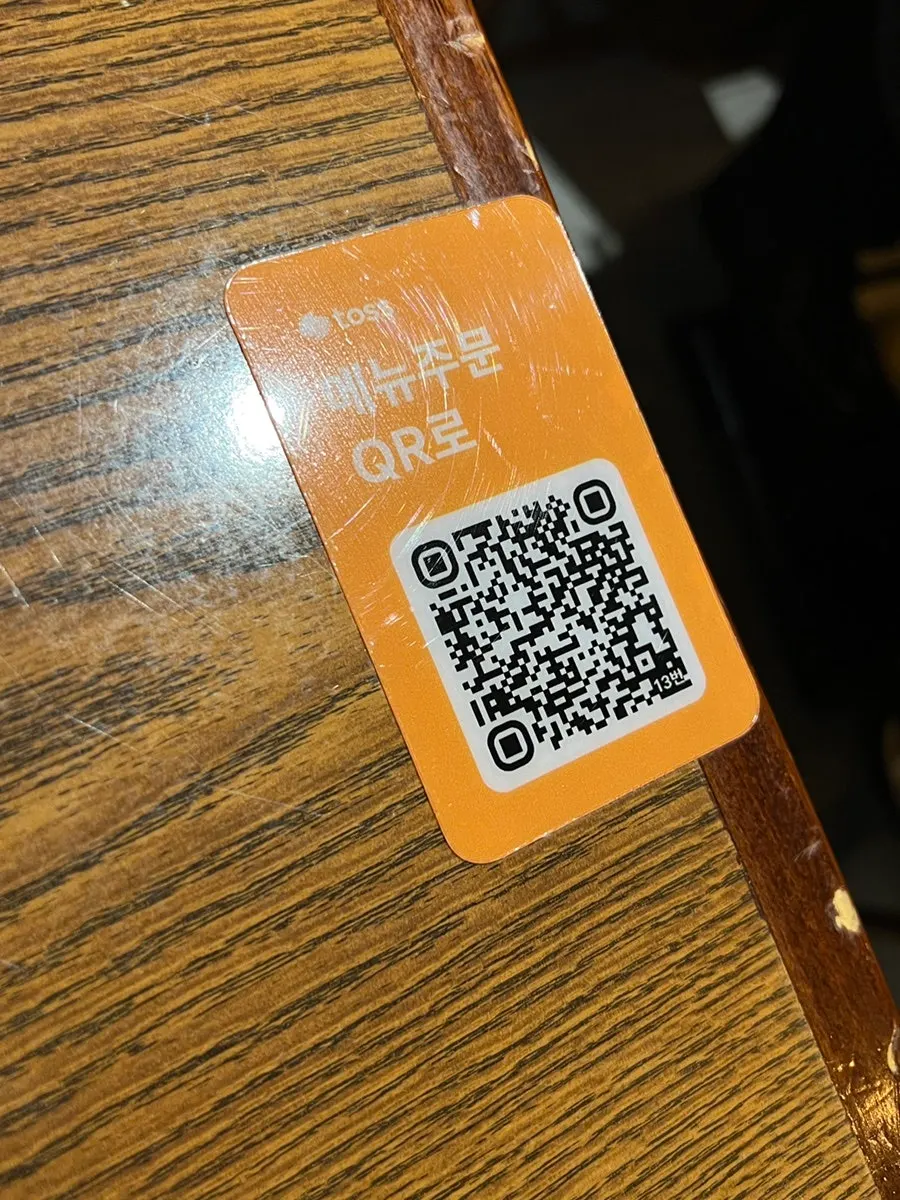 계류관 실내 좌석과 테이블