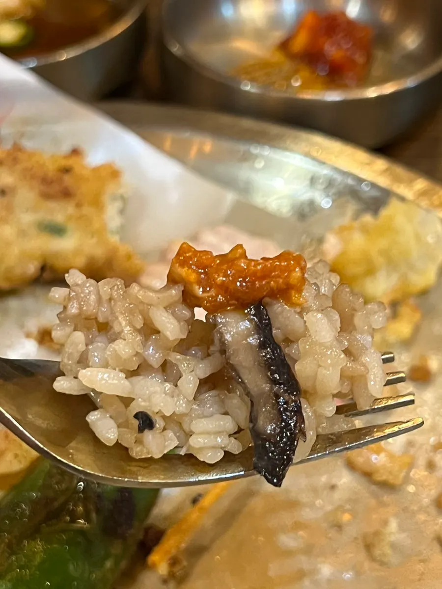테이블에 놓인 소금에 찍은 닭고기