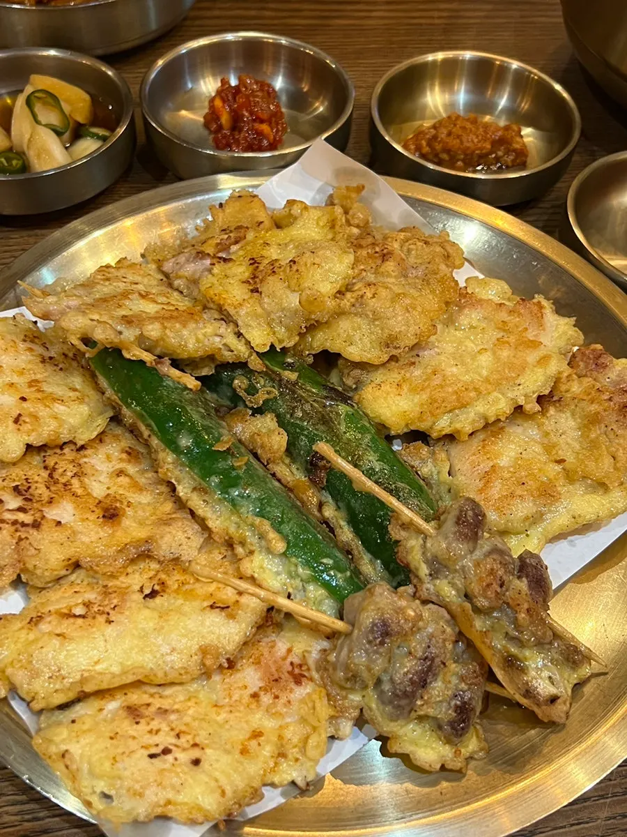 편육과 막국수를 비벼 한 젓가락