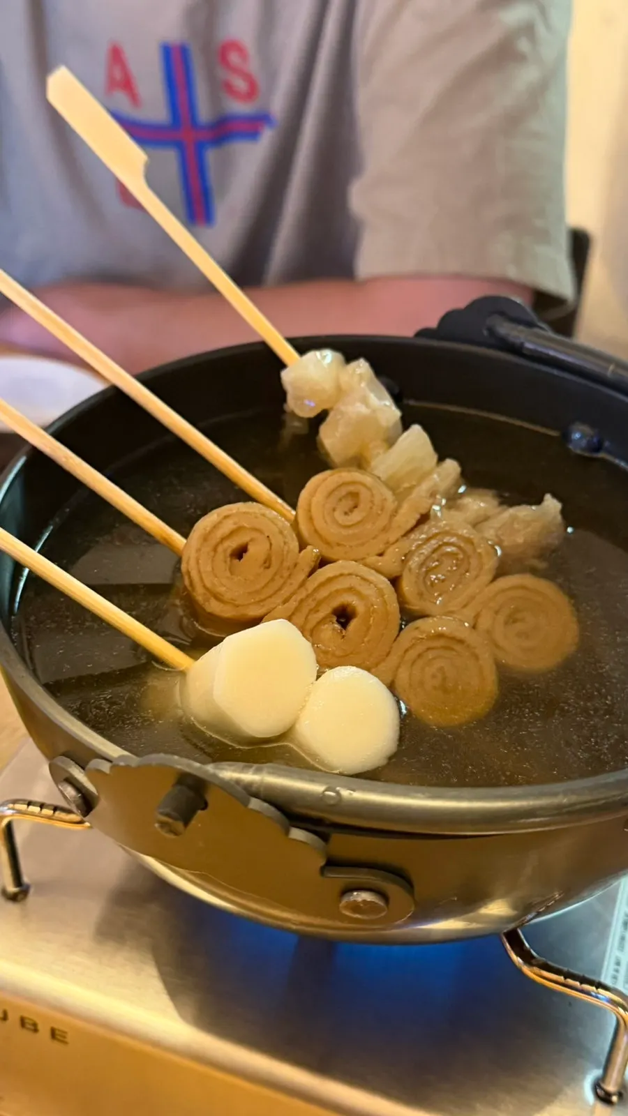 여러 재료가 담긴 접시오뎅