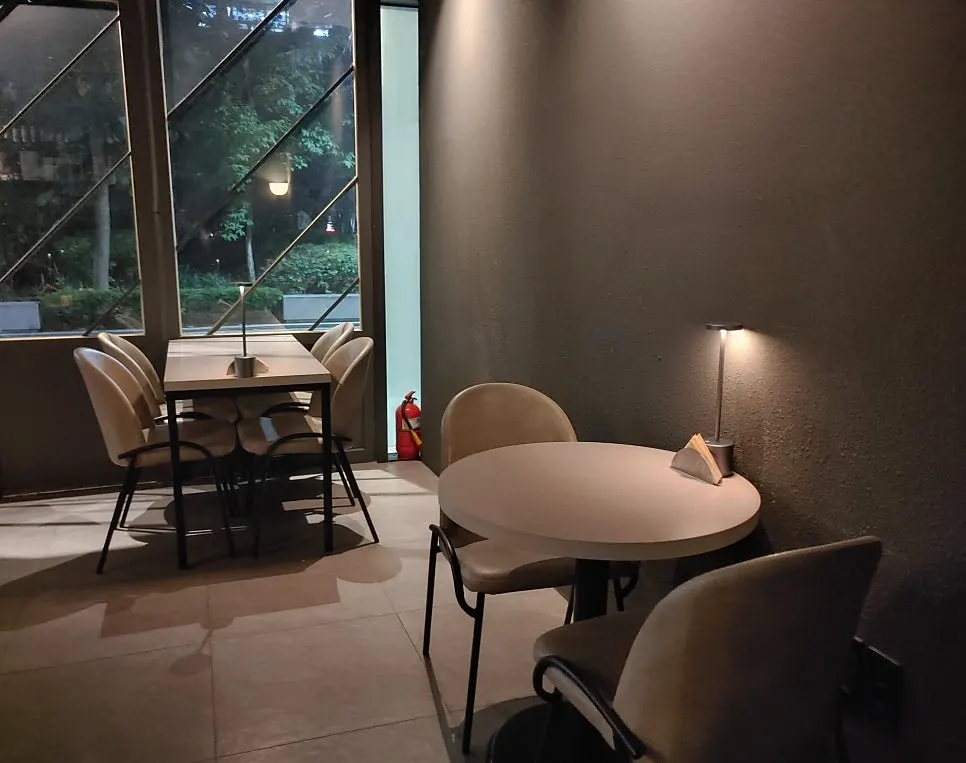 Seating and table layout at Plot