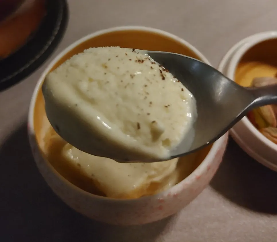 Table with ice cream and cocktails together
