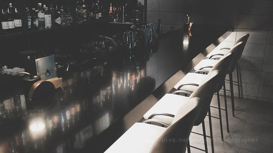 신당 플롯의 어두운 톤 인테리어