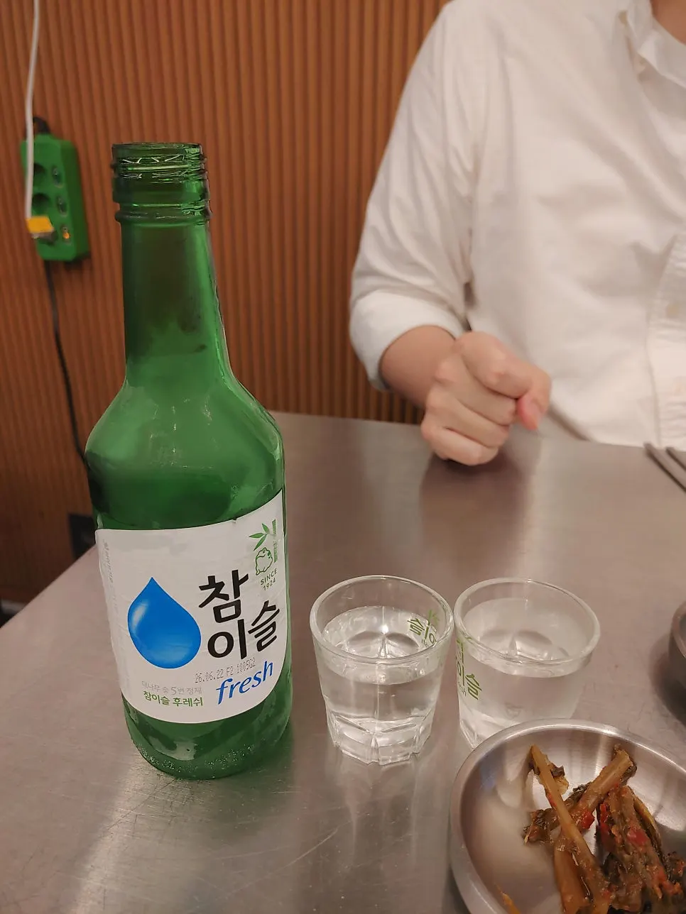손님이 들어찬 비프정 고기집 실내