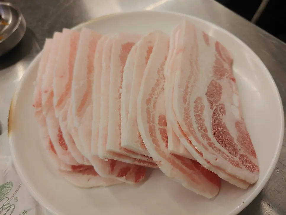 접시에 담겨 나온 급냉 삼겹살