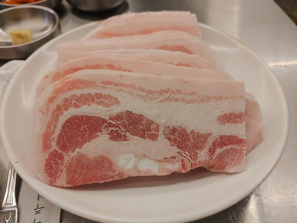 불판에 올린 급냉 삼겹살