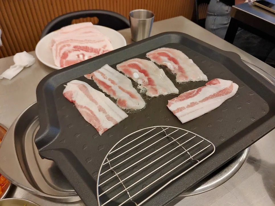 굽기 시작한 삼겹살 불판