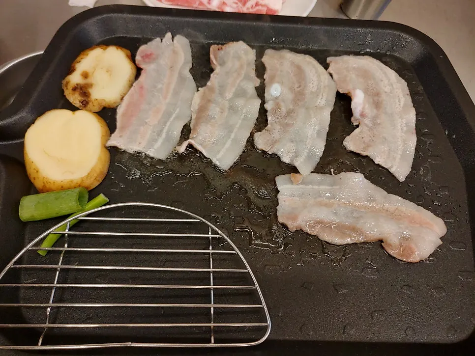 뒤집어 구운 삼겹살 불판