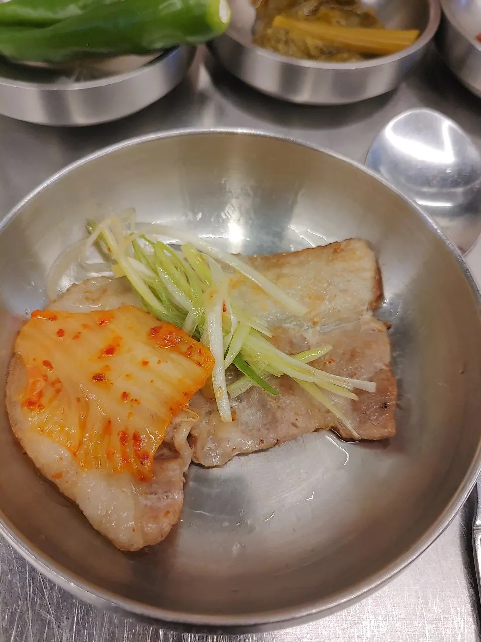 삼겹살에 김치와 파채를 올린 모습