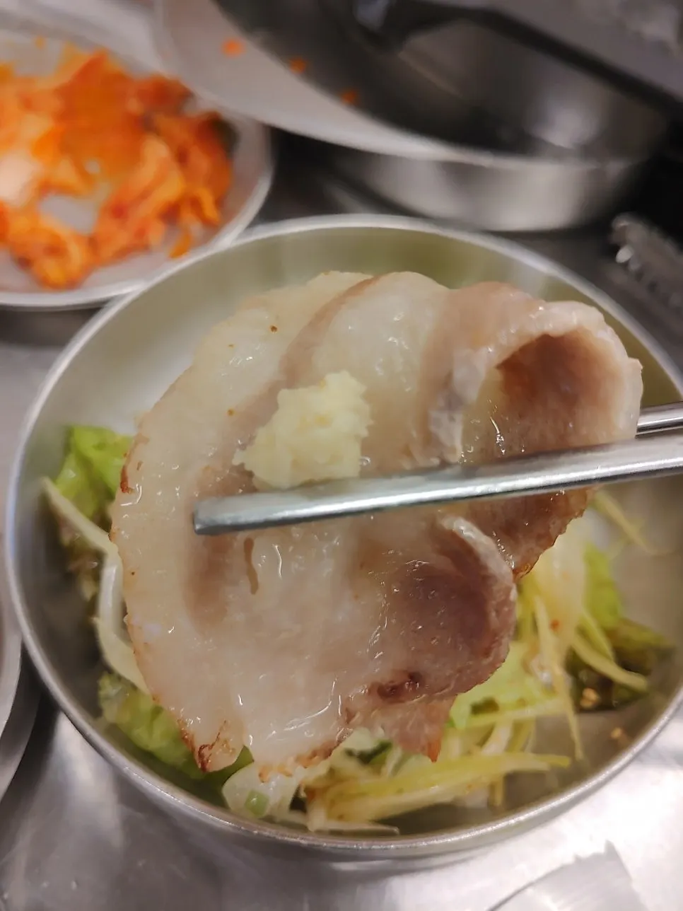 삼겹살에 흰 와사비를 올린 조합