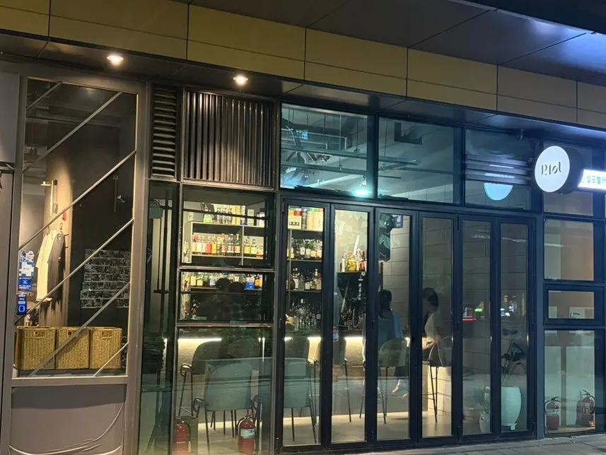 플롯 외부에서 본 상가 통로