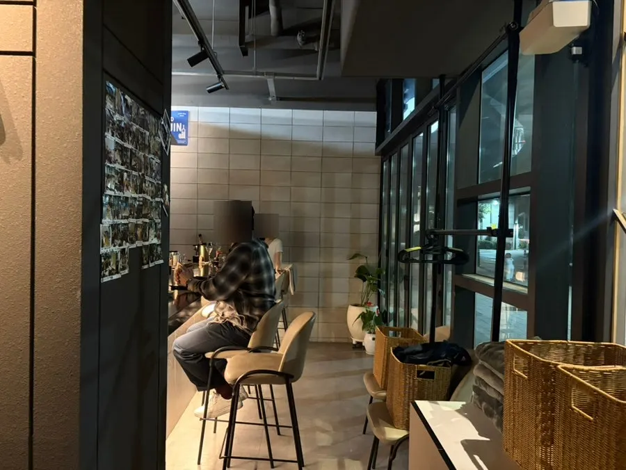짐 바구니와 담요가 준비된 플롯 바 테이블