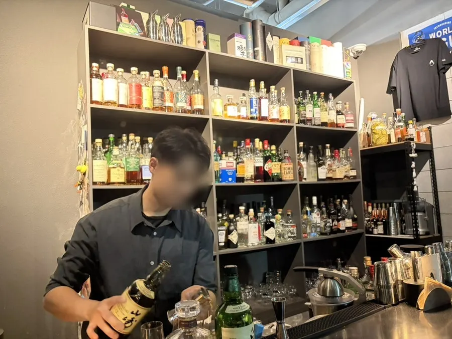 플롯 위스키 보틀 진열대