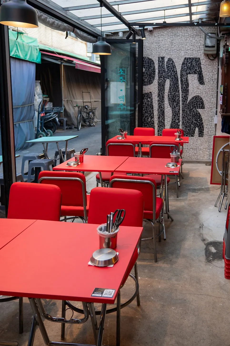 Open, wide-open yard-style space one floor down at Obang Tongdak