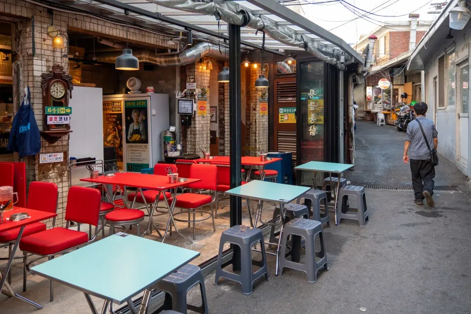 Open-air seating for chimaek
