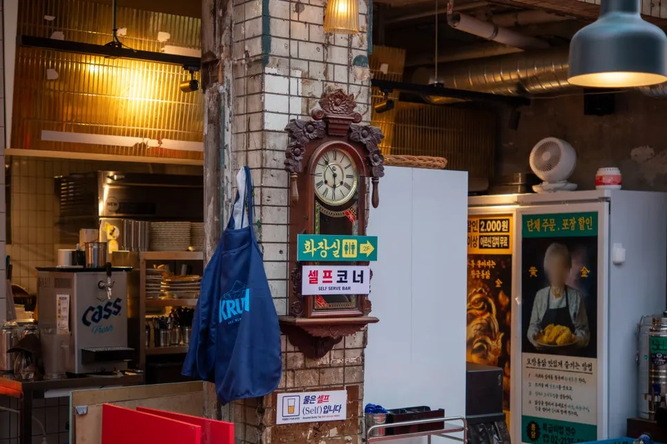 Retro-style knickknacks placed around the restaurant