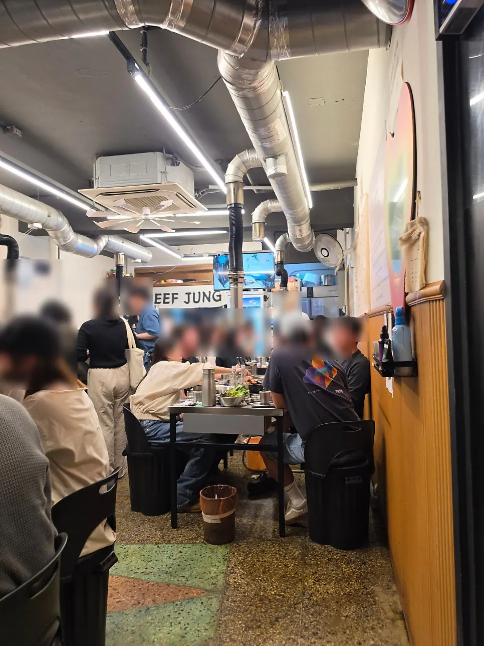 비프정 고기집 실내 테이블과 천장 환기구