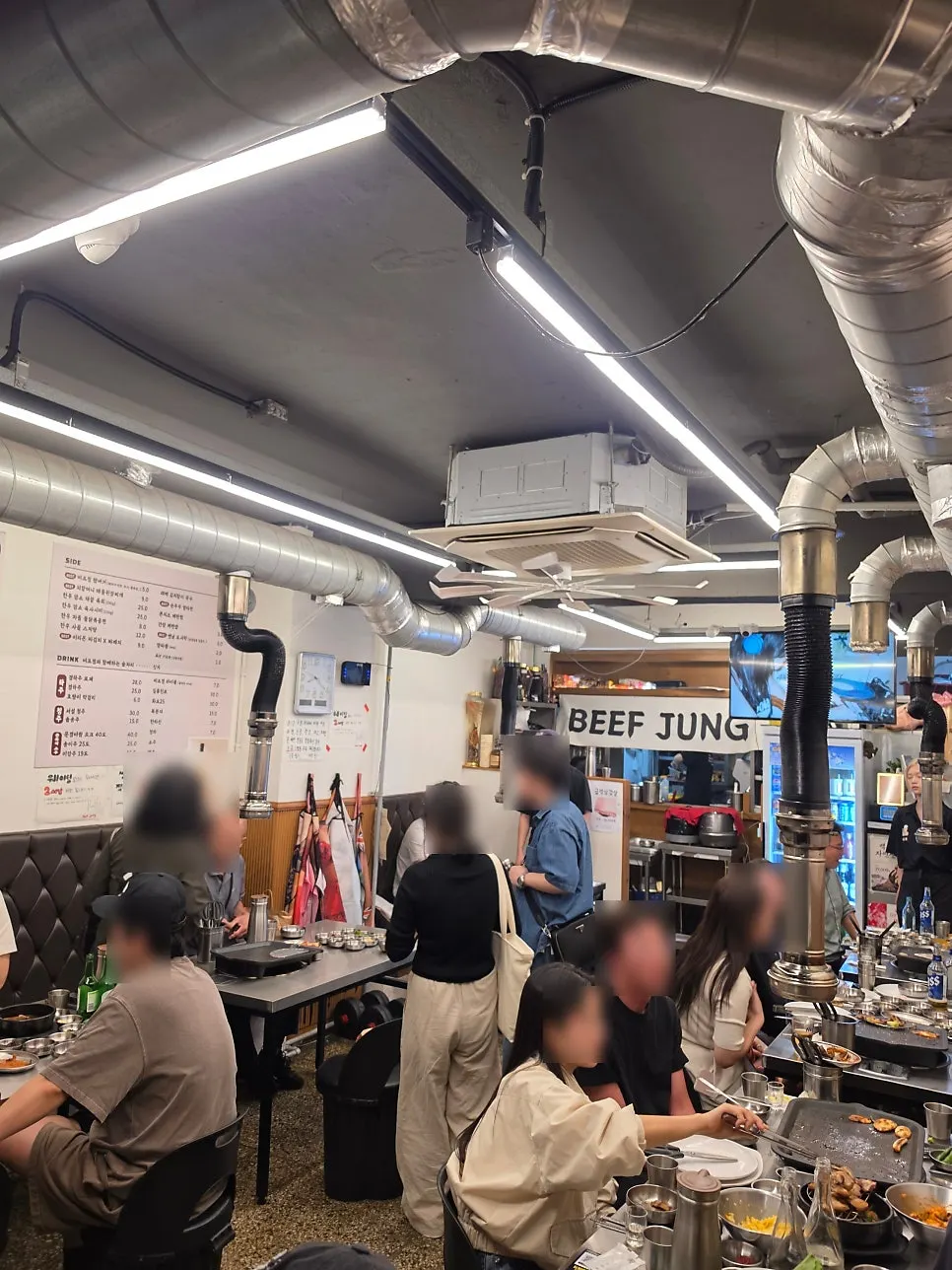 벽면에 걸린 큼지막한 비프정 고기집 메뉴판