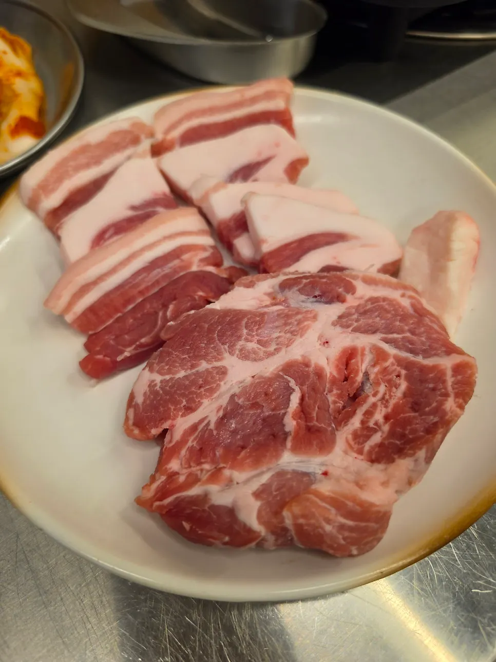 접시에 담겨 나온 생삼겹살과 목살