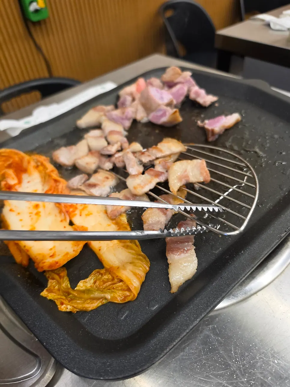 불판 위에서 익어가는 삼겹살과 목살