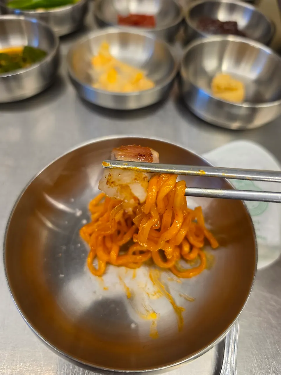 삼겹살에 비빔면을 말아 올린 조합