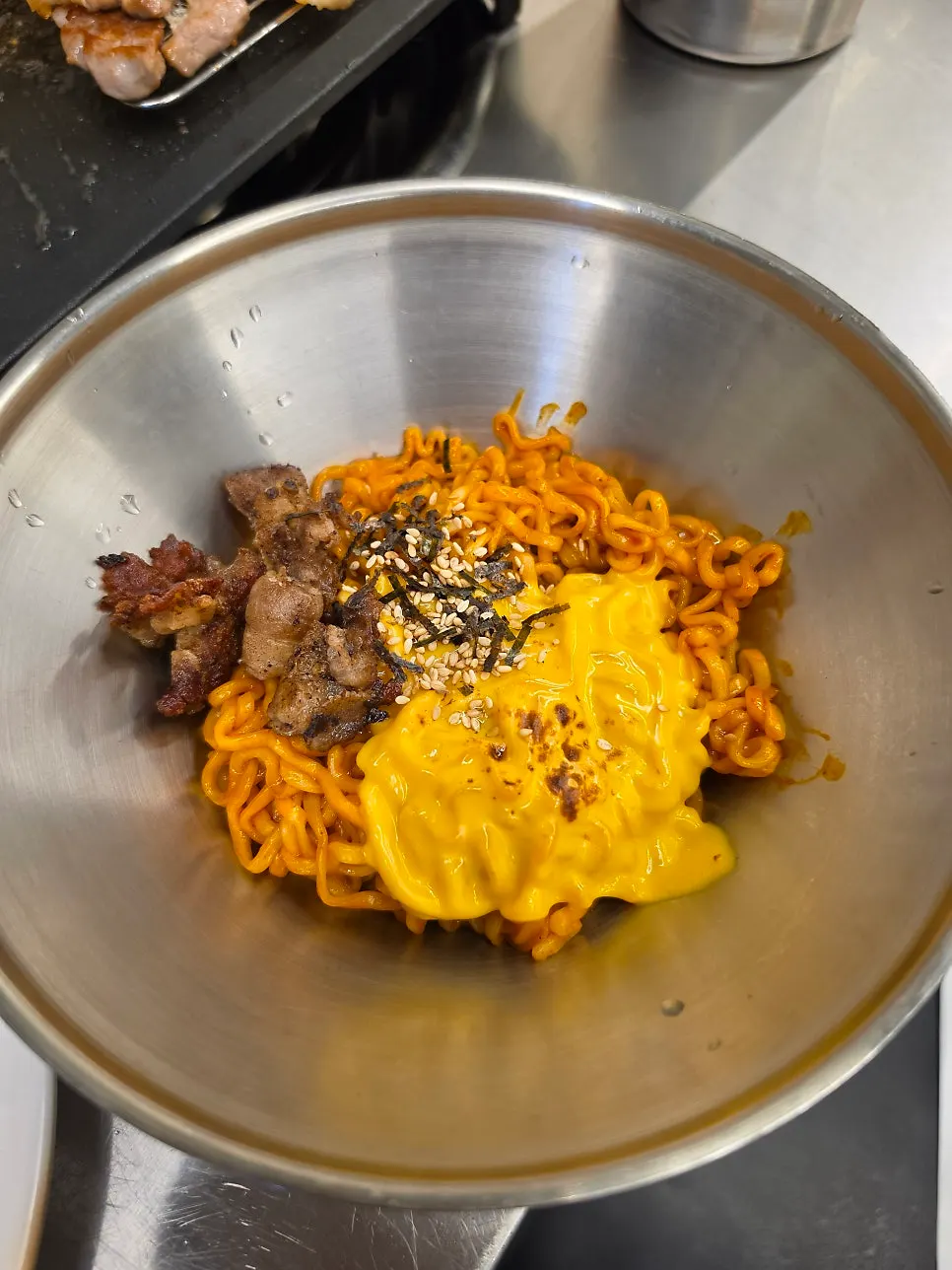 치즈 소스가 올라간 불닭볶음면