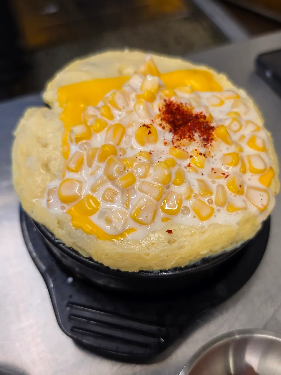 옥수수와 치즈를 올린 봉긋한 계란찜