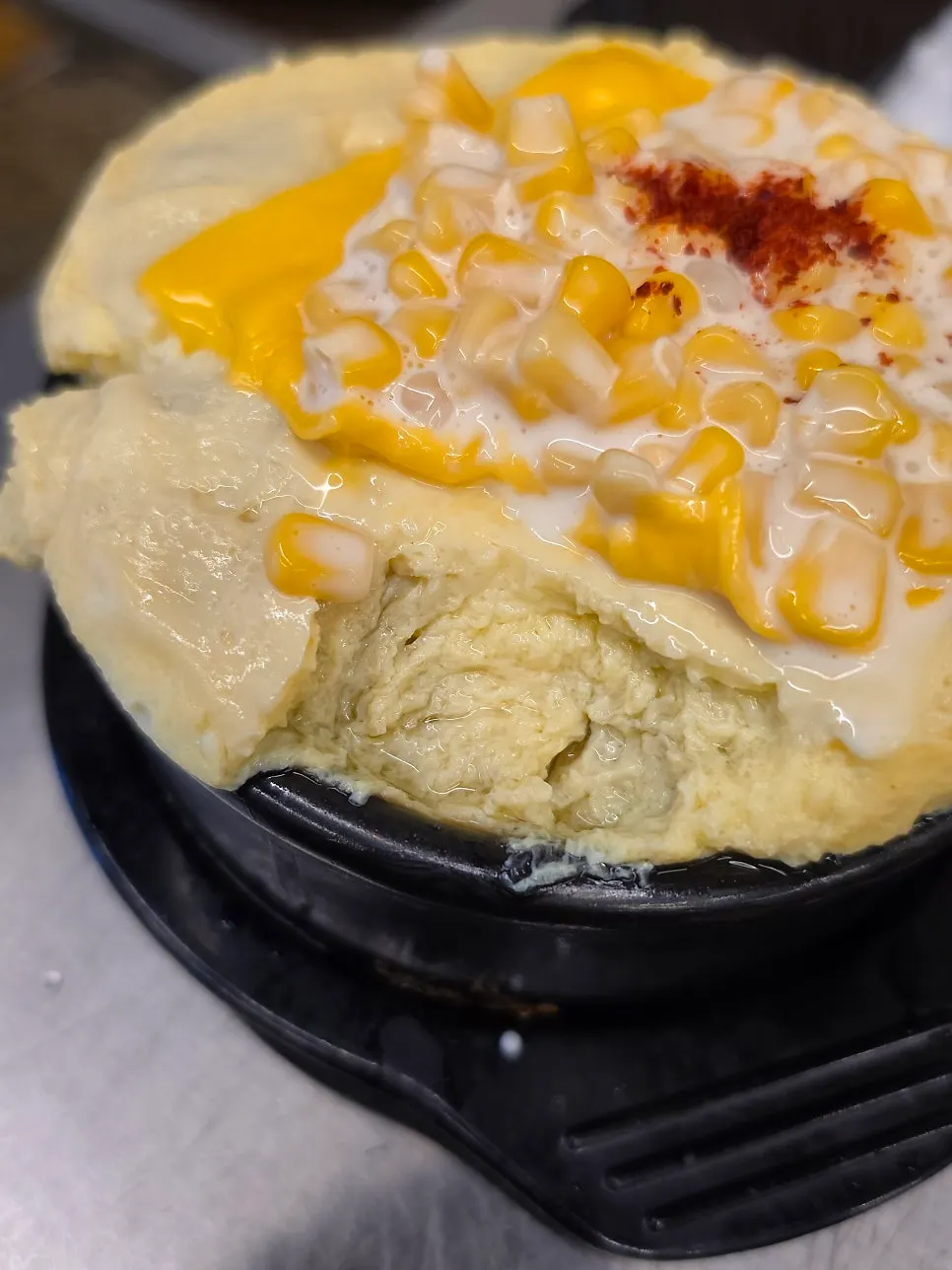 숟가락으로 떠낸 부드러운 계란찜 속