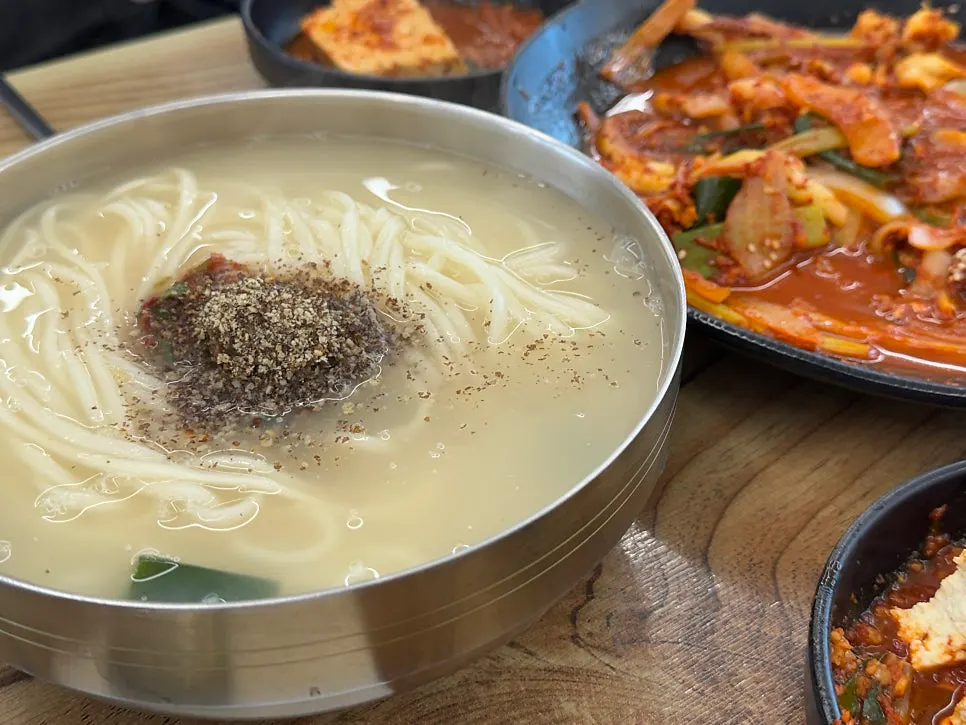 Basic side dish of yeolmu kimchi at Sindo Kalguksu