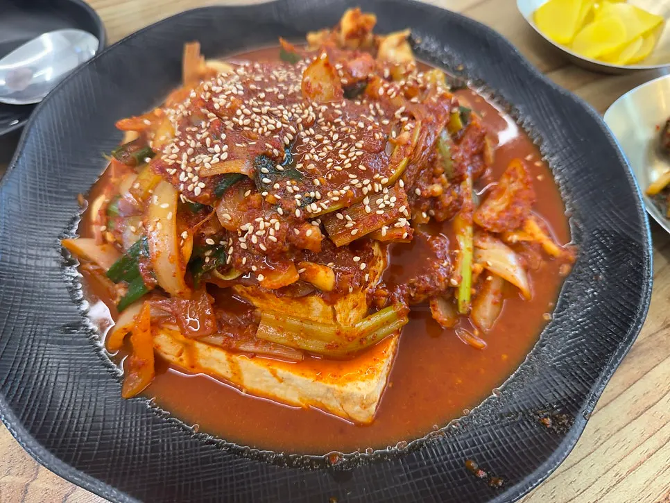 Close-up of rich kalguksu broth