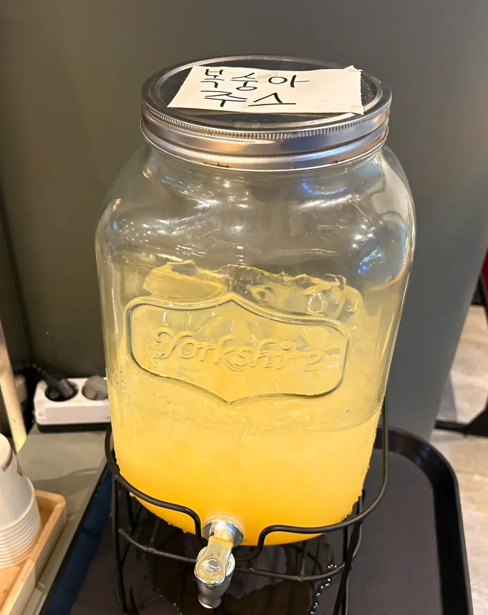 셀프로 따라 마신 웰컴 드링크