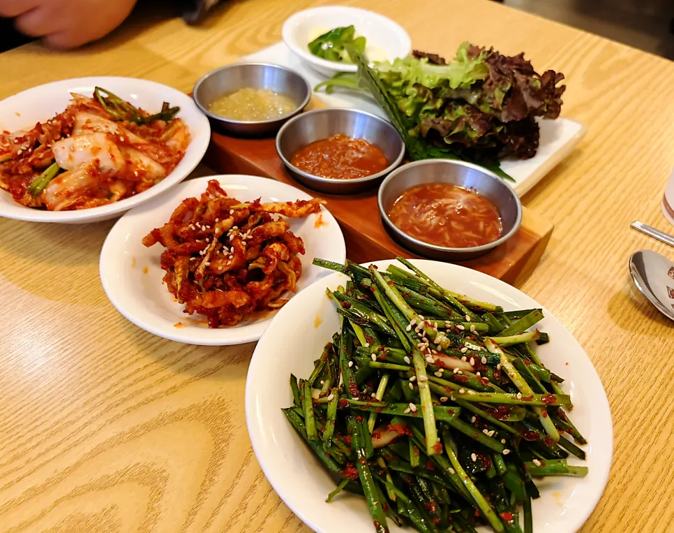 족발과 함께 나온 기본 반찬 한 상