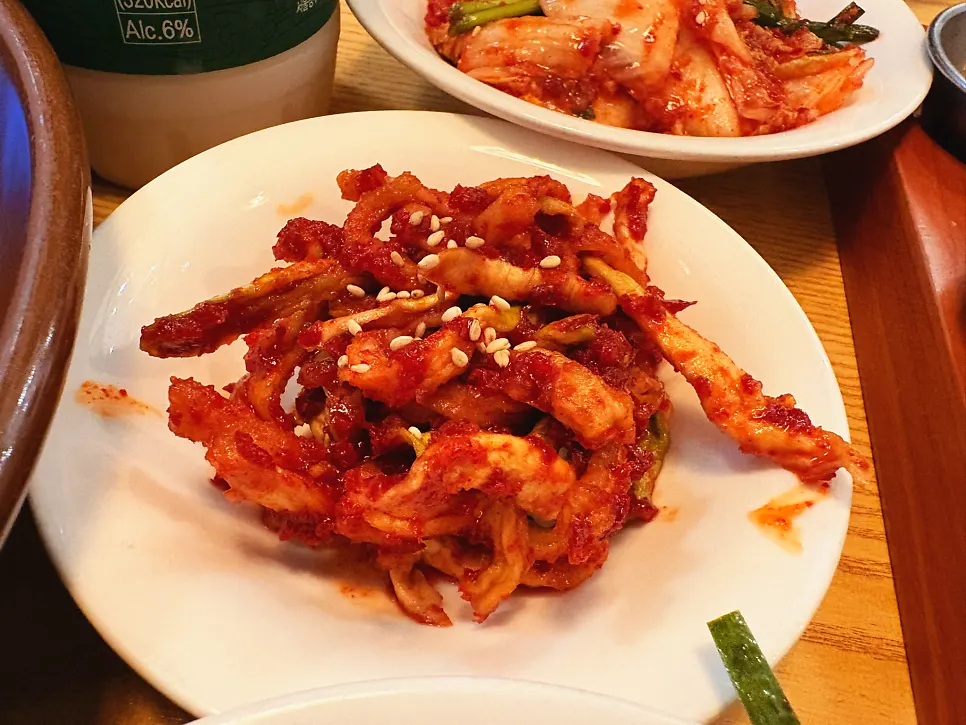 홍시 넣어 담근 겉절이와 무말랭이 반찬