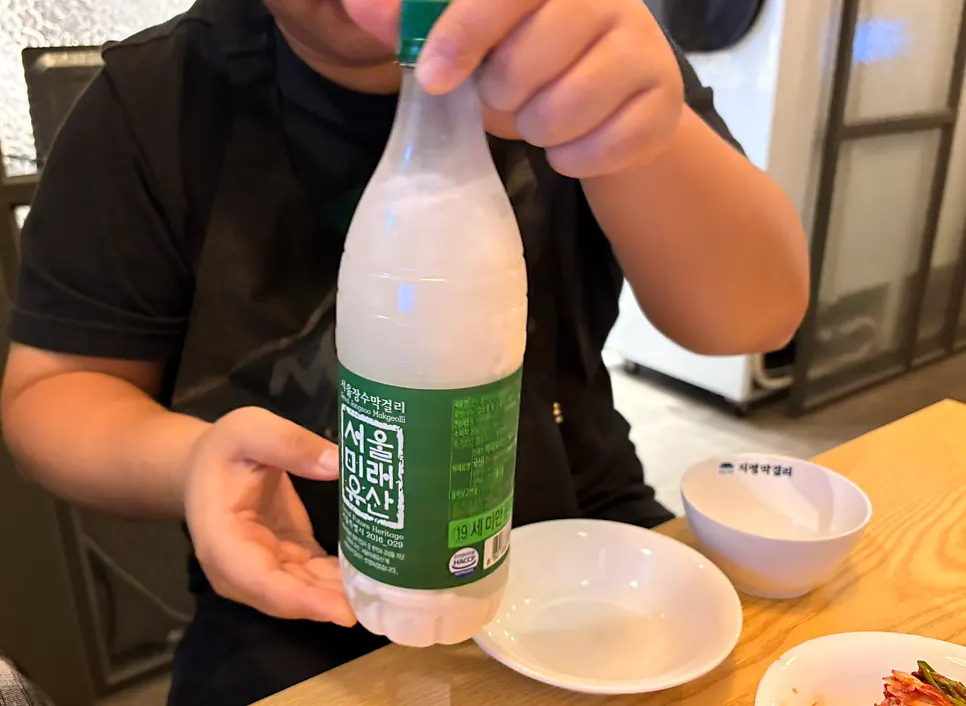 삼백가 테이블에 놓인 서울장수막걸리