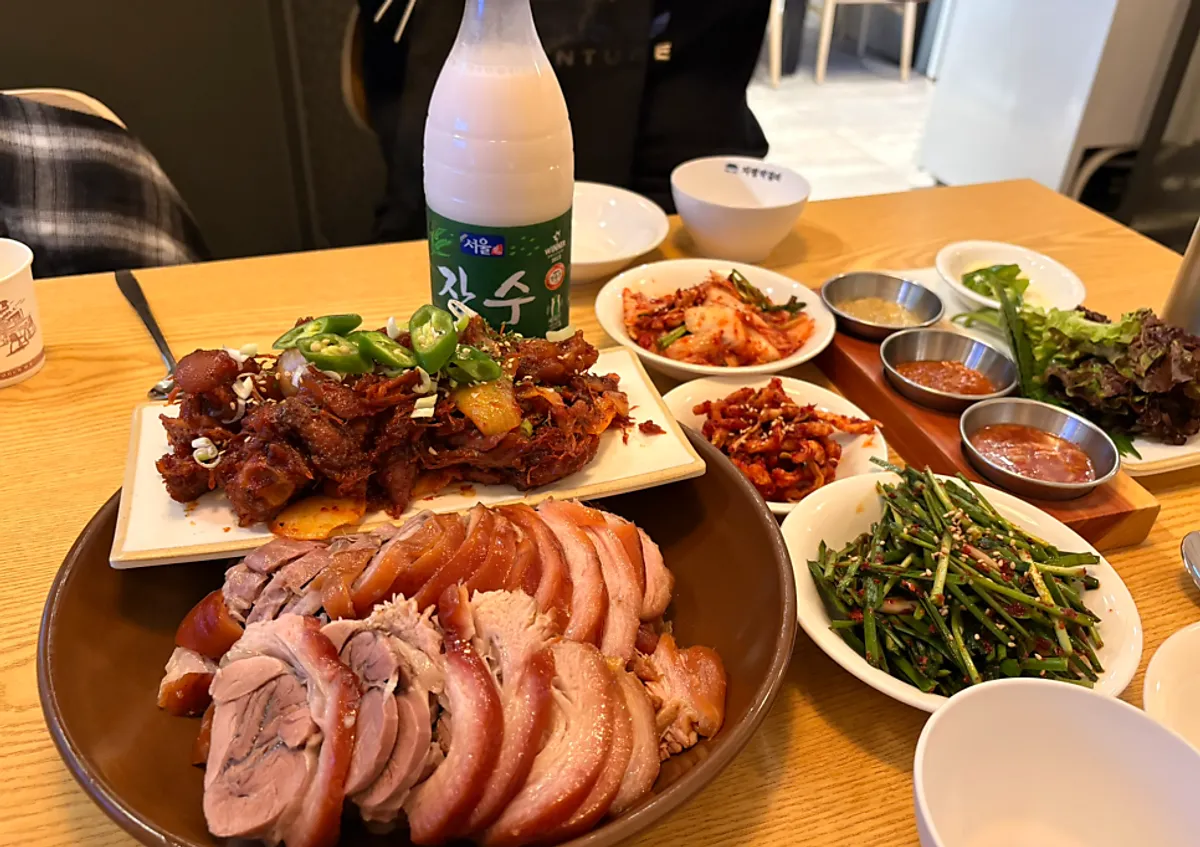 불향 나는 양념족발과 담백 족발 반반 구성