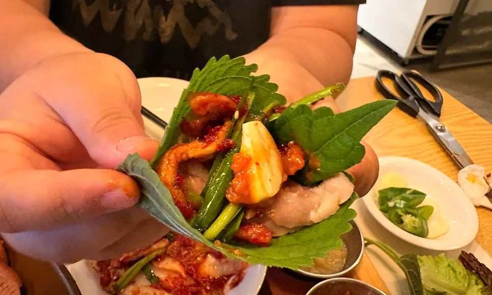 상추와 깻잎에 싸 먹는 족발 쌈