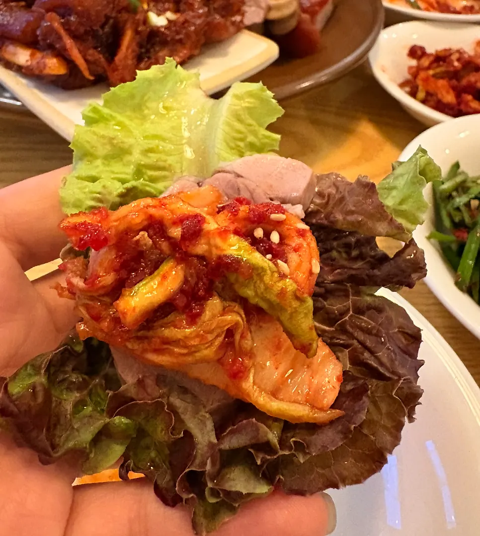 쌈 채소와 함께 차려진 족발 상차림