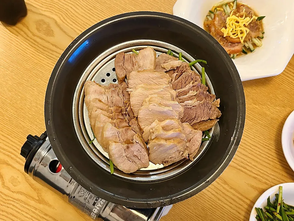 A small taste of jokbal included with the set