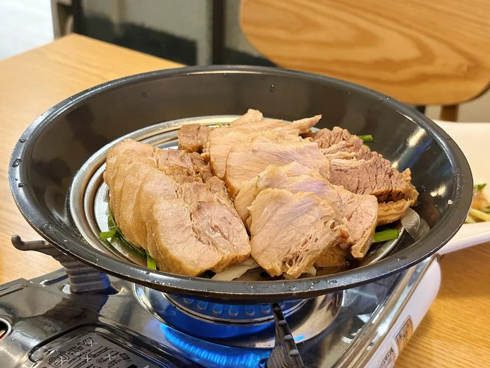 A plate of boiled pork kept warm throughout the meal