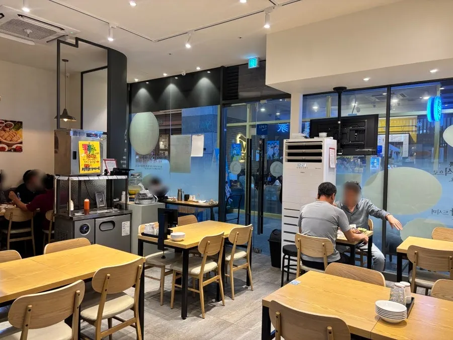 Interior of Sindorim Sambaekga