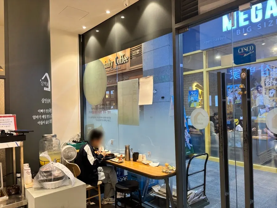 Window seats for solo diners and separated spaces