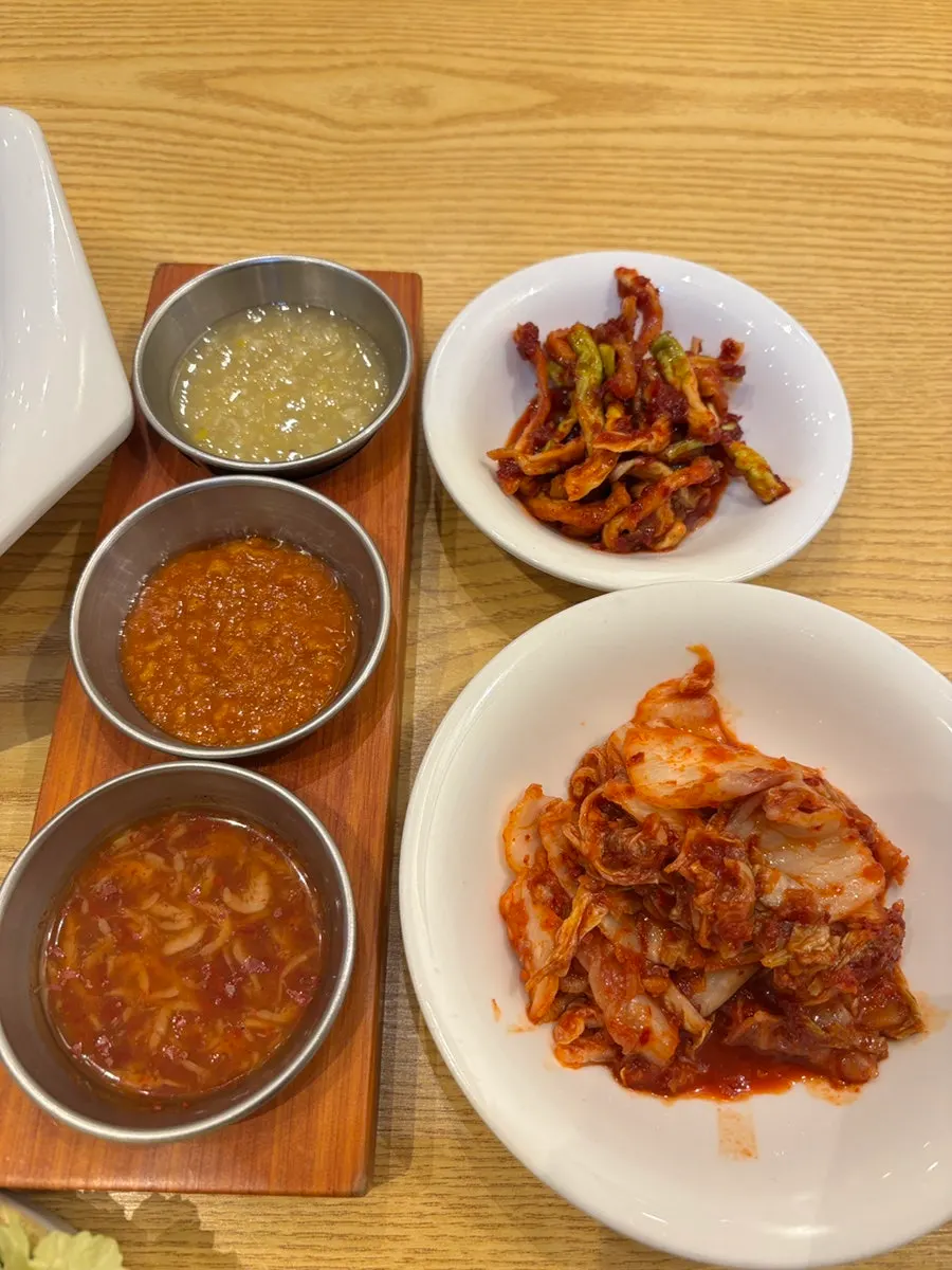 Chilled bossam and complimentary side dishes