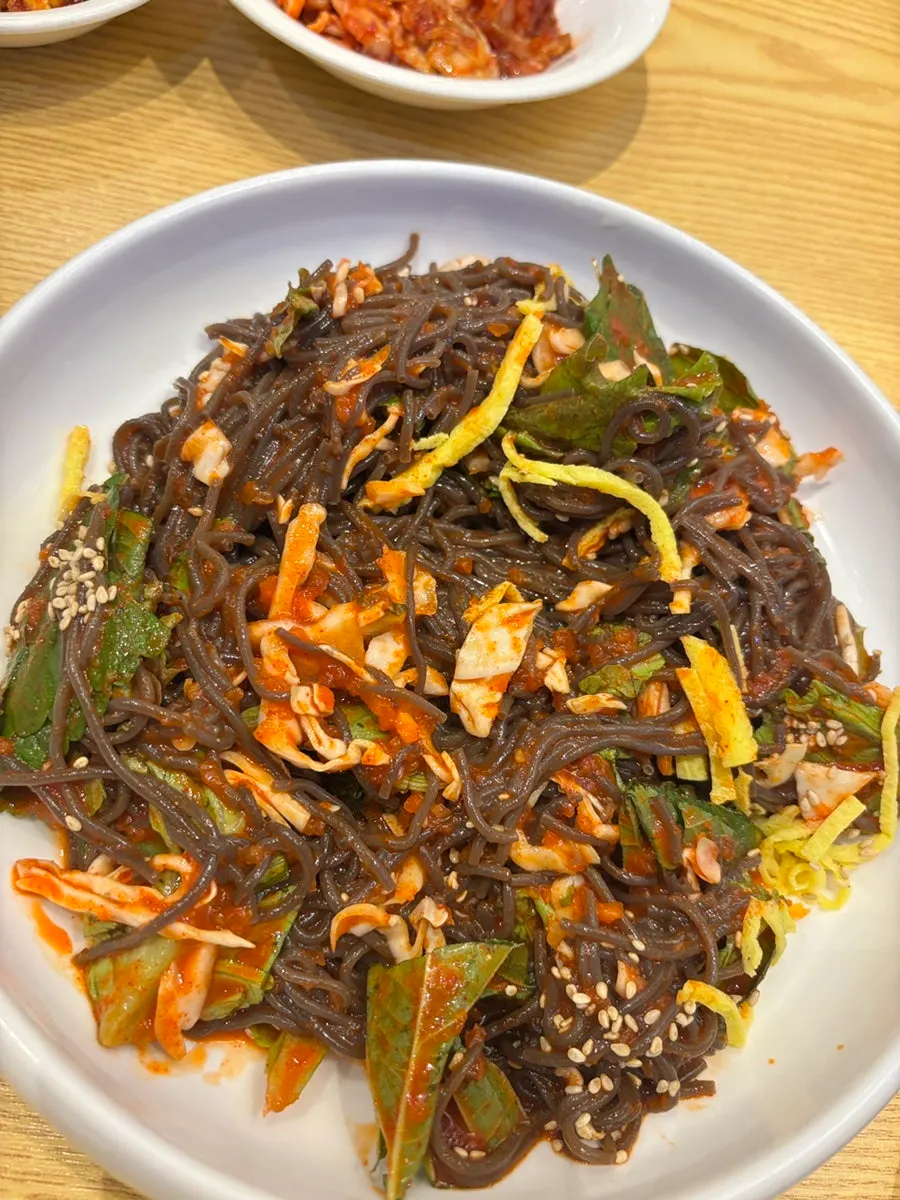 Tangy, spicy makguksu seasoning