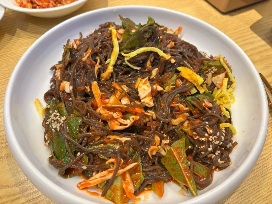 Makguksu with perilla leaves and shredded egg