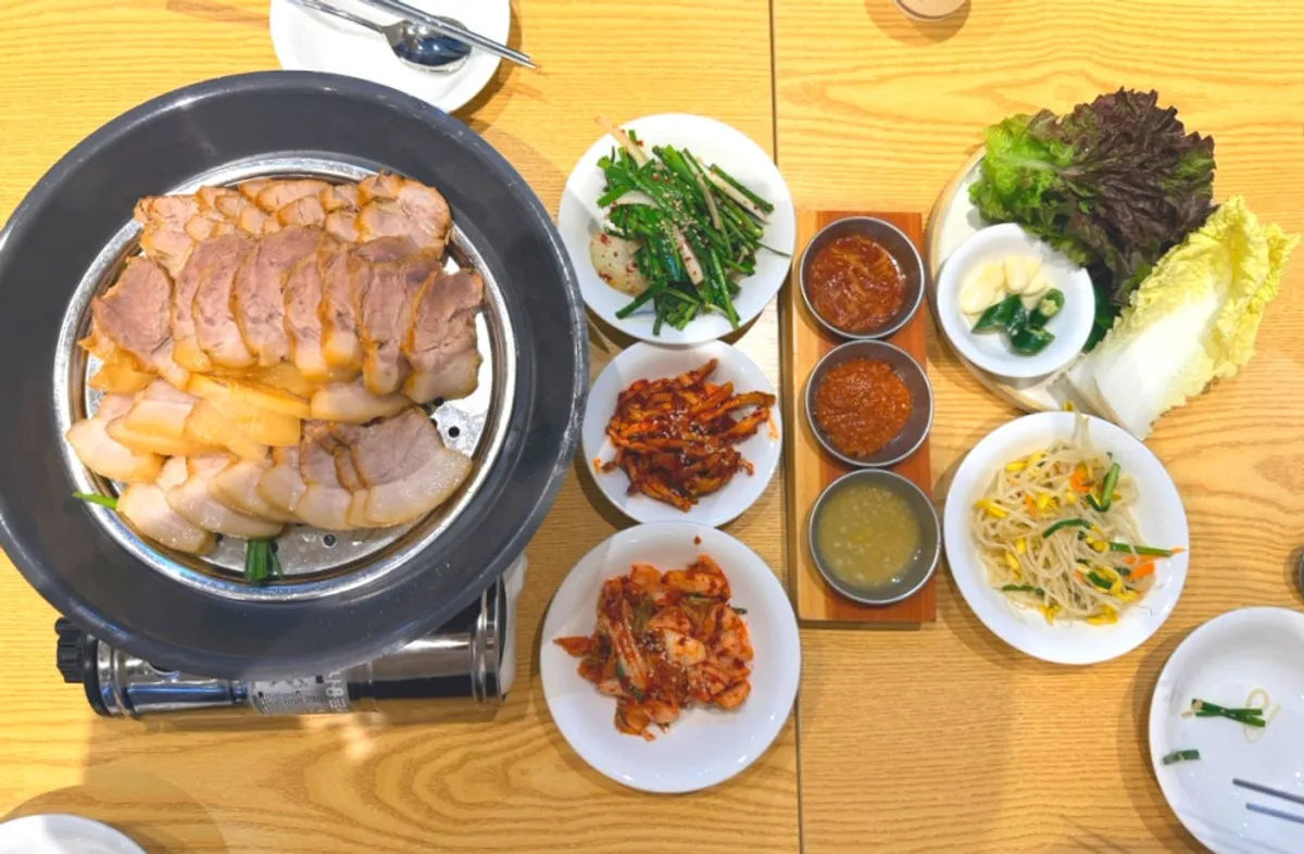 Bossam and makguksu set spread at Sindorim Sambaekga