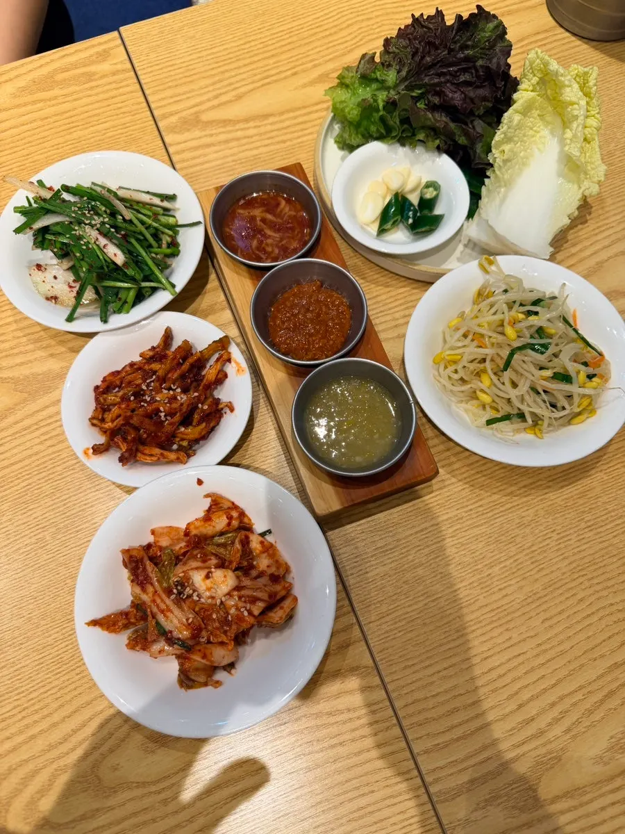 Basic side dishes served with the Sambaek bossam makguksu set