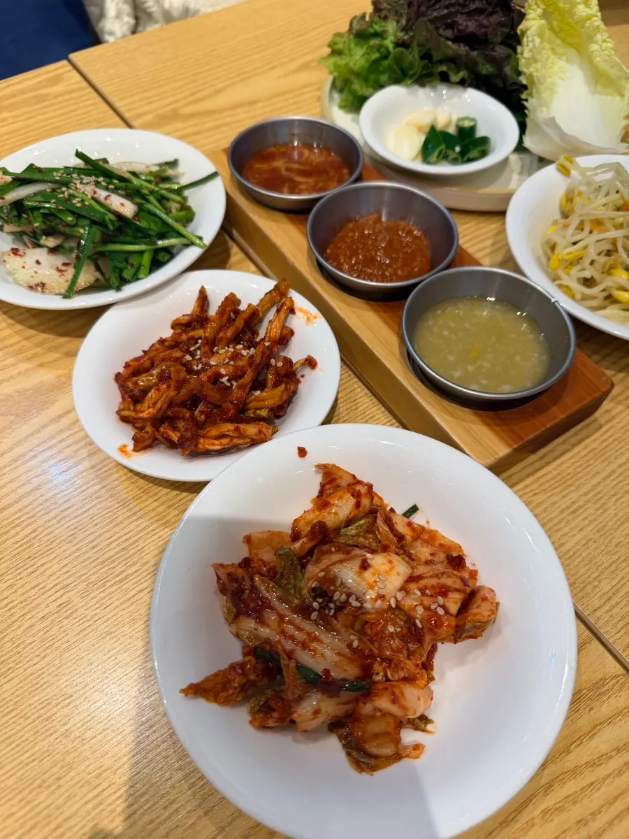 Seasoned bean sprouts, chives, dried radish, and geotjeori side dishes