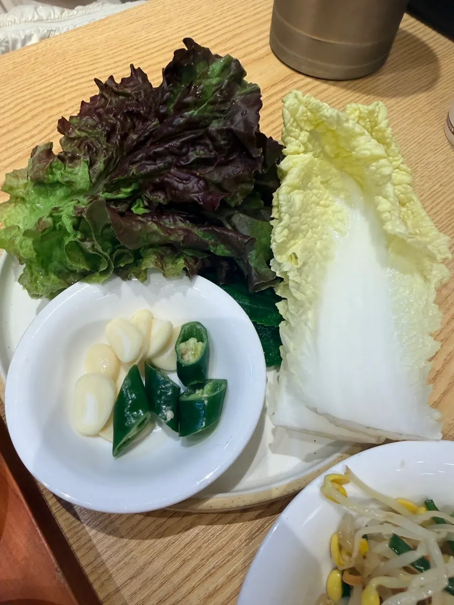 Napa cabbage, lettuce, garlic wrap vegetables and three sauces