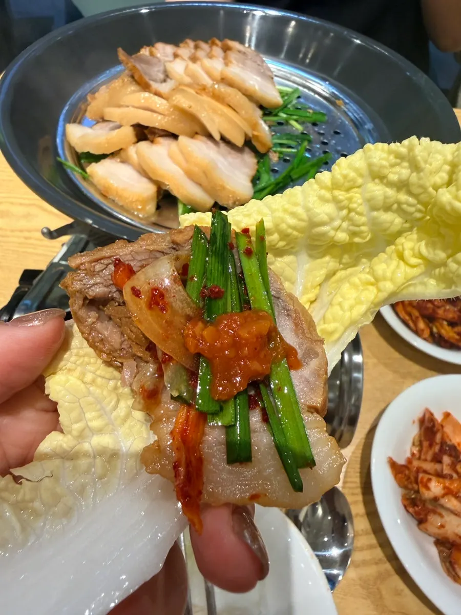 Bossam topped with persimmon-seasoned geotjeori